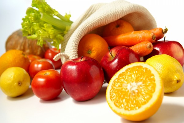 Frutas y zanahorias frescas