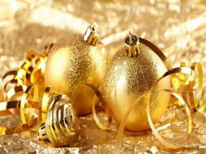 Bolas y cintas doradas para Navidad