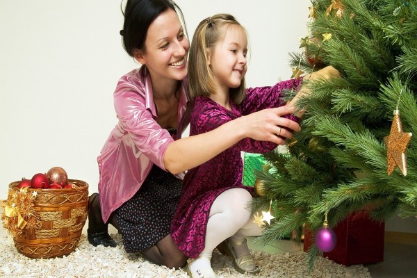 Mamá e hija armando el árbol de Navidad