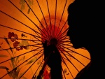 Mujer con un parasol oriental