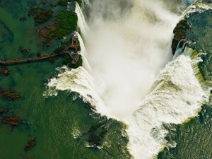 Vista aérea de las Cataratas del Iguazú (frontera entre Brasil y Argentina)
