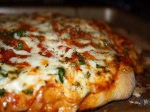 Postal: Deliciosa pizza de tomate, queso y albahaca