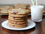 Cookies con chocolate y un vaso de leche