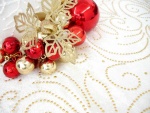 Adornos de Navidad rojos y dorados