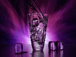 Vaso de agua con hielo en un fondo púrpura