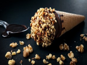 Postal: Cono con helado, chocolate y nueces