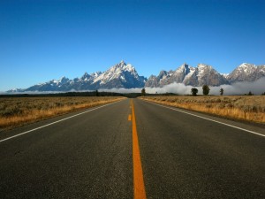 Una carretera hacia las montañas