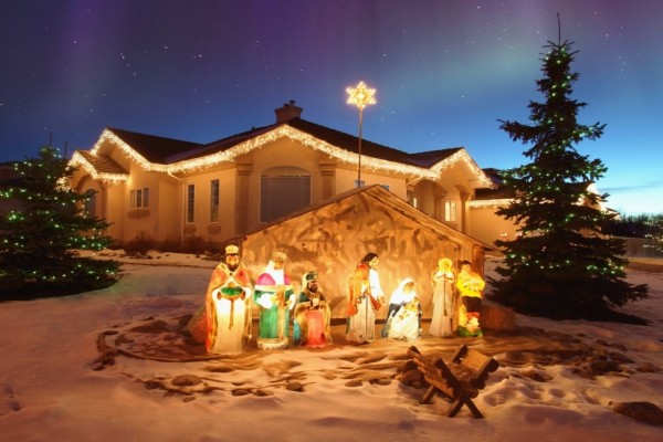Pesebre de Navidad al aire libre frente a una bella casa