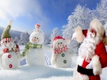 Santa Claus y muñecos de nieve