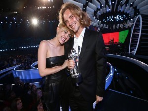 Miley Cyrus y Jesse Helt en los MTV