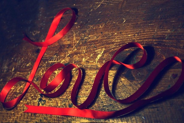 Cinta roja formando la palabra: Love (amor)