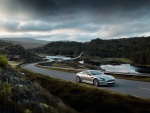 Aston Martin DBS circulando por un bello paisaje