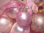 Bolas rosas para una Navidad romántica
