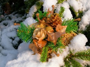 Postal: Arreglo floral en la nieve para Navidad