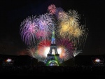 Impresionantes fuegos artificiales en la Torre Eiffel