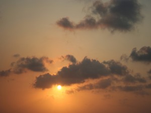 Postal: El sol en el cielo junto a las nubes