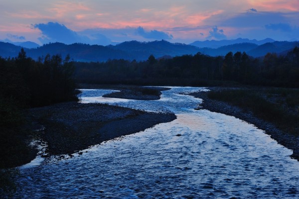 Un río al amanecer