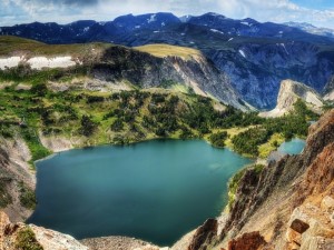 Postal: Vista de un  lago entre montañas