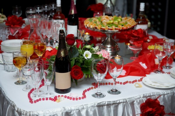 Bebida y comida sobre una mesa festiva
