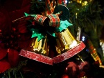 Campanas doradas con un hermoso moño para Navidad
