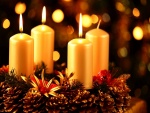 Arreglo navideño con velas y conos de pino