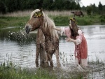 Mujer lavando a un caballo