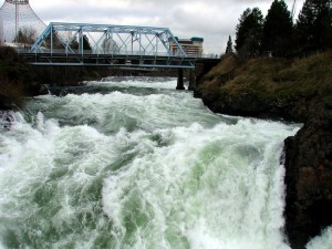 Puente sobre un río torrentoso