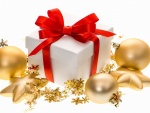 Bolas doradas junto a un regalo navideño