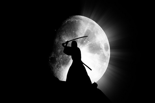 Gran luna tras un samurai