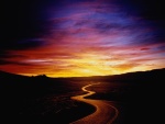 Carretera serpenteante al amanecer
