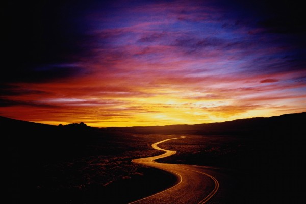Carretera serpenteante al amanecer