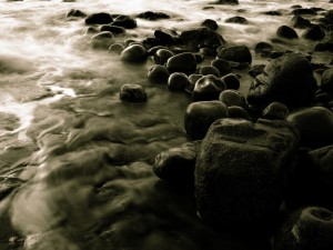 Piedras en la orilla