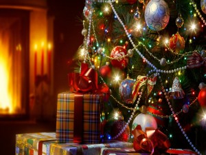 Regalos junto al árbol para una feliz Navidad