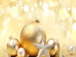 Bolas y estrellas doradas para adornar en Navidad