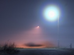 Farolas iluminando en una noche con niebla