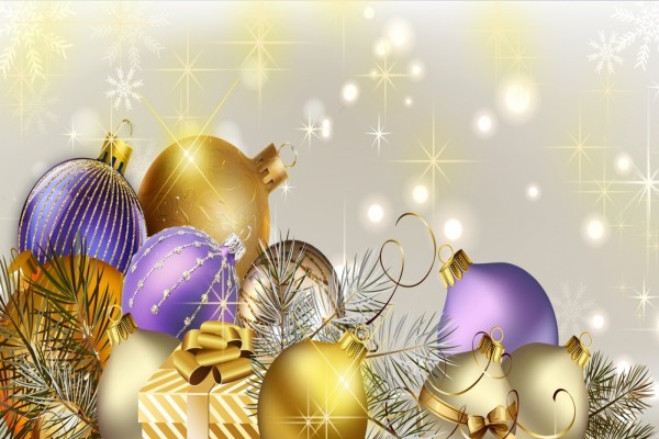 Adornos navideños dorados y púrpuras