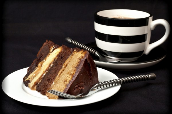 Layer cake de chocolate y una taza de café