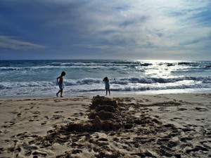 Niños jugando en una playa