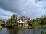 Casas junto a un canal holandés