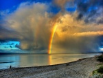 Maravilloso arcoíris en el mar