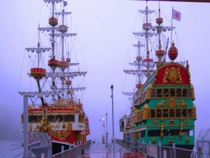 Postal: Barcos piratas en el puerto