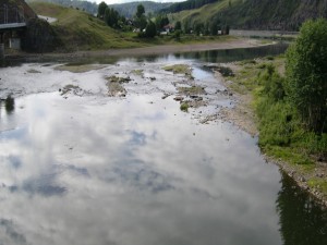 Nubes reflejadas en un río