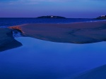 Amanecer azul junto al mar