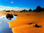 Playa con una gran extensión de arena y rocas