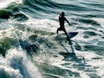 Surfista entre las olas