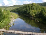 Puente colgante sobre un río