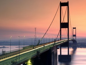Gran puente solitario al amanecer