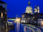 Noche iluminada en Venecia