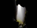 Descendiendo a una cueva de Nueva Zelanda