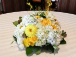 Un precioso centro de mesa con espléndidas flores